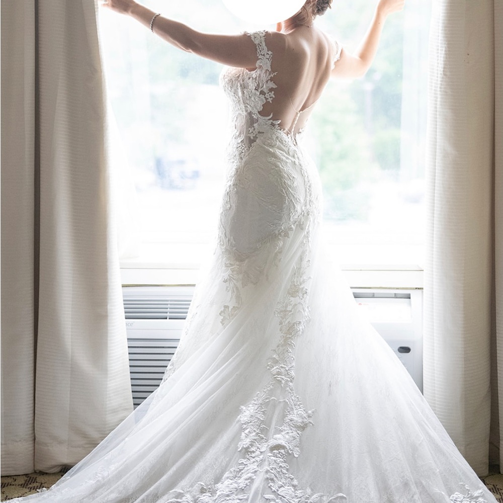 Elegant Designer’s ivory wedding dress